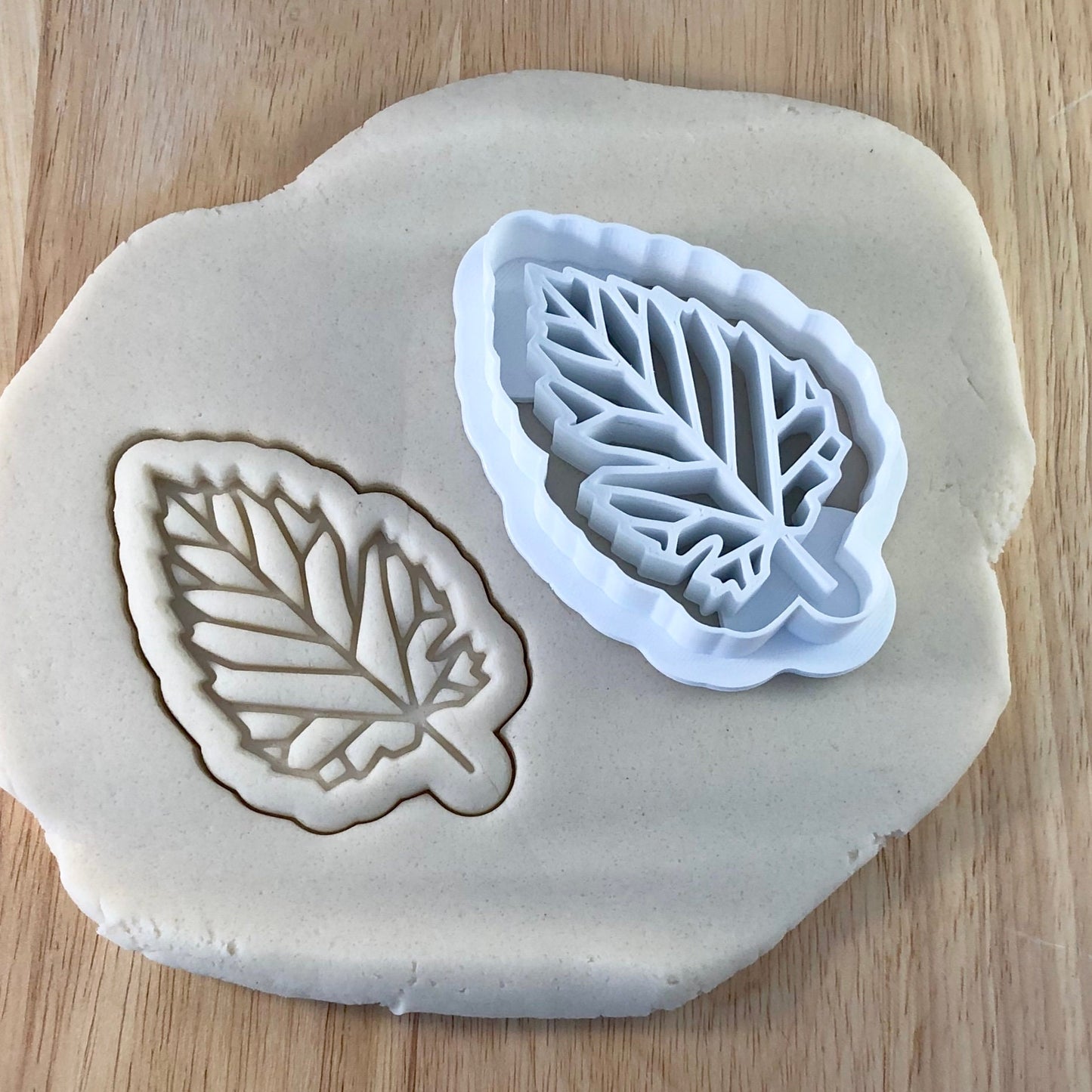 Leaf - Cookie Cutter - Cute Cutter - Biscuit - Fondant - Clay cutter - Dough - One of a kind