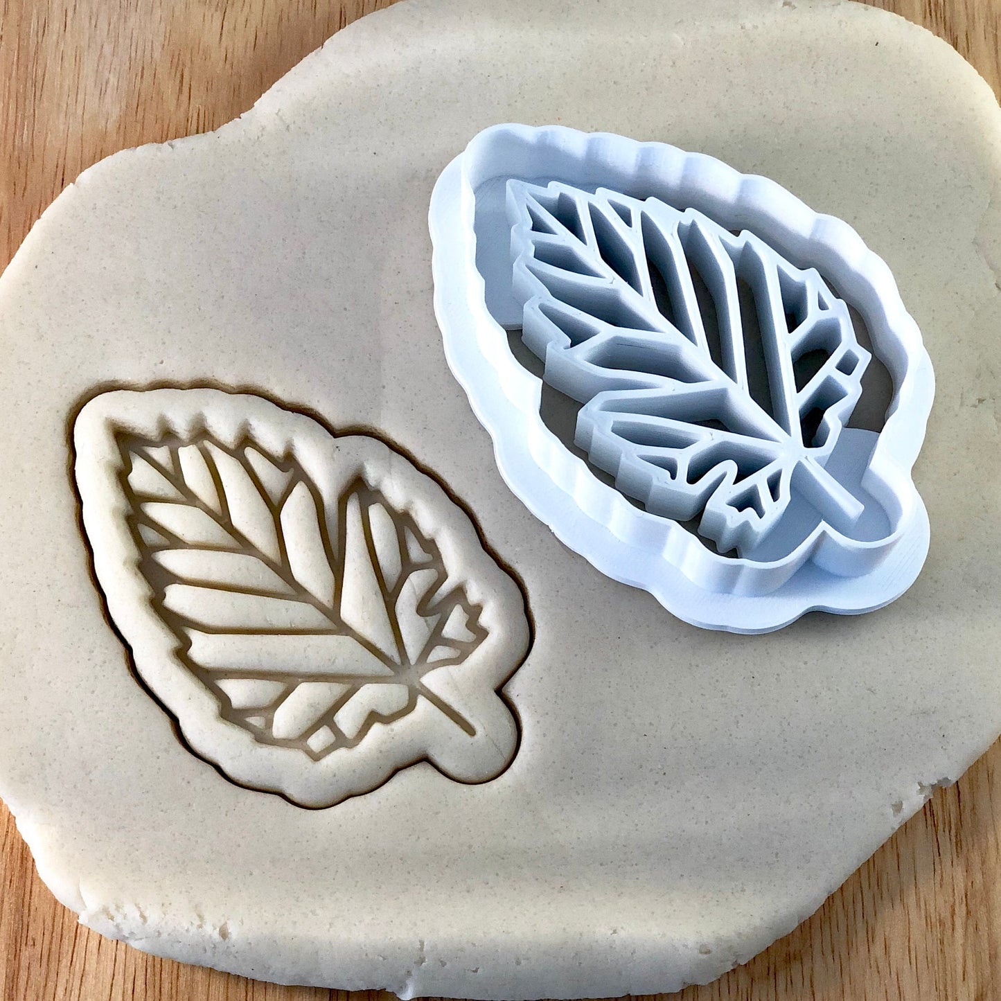 Leaf - Cookie Cutter - Cute Cutter - Biscuit - Fondant - Clay cutter - Dough - One of a kind