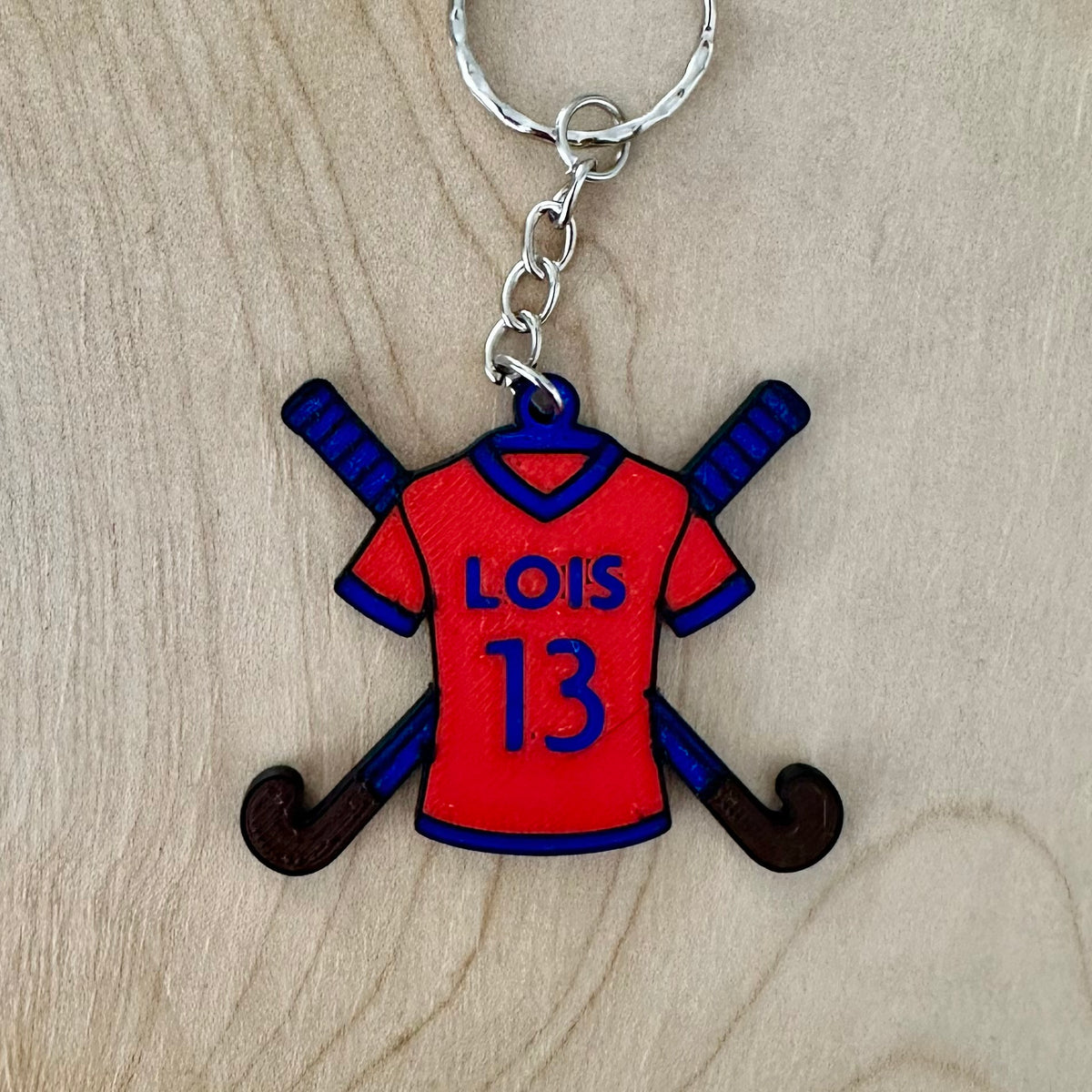 Personalised field hockey shirt keyring with crossed hockey sticks